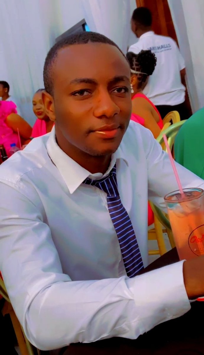MaetAloc's tweet photo. KITU MTU APENDACHO.
1:kina weza kukuendeleza na kufika mbali  au
2:kina weza kuku ndondoshà na usionekane kabisa. https://t.co/8qK3lxhfLZ