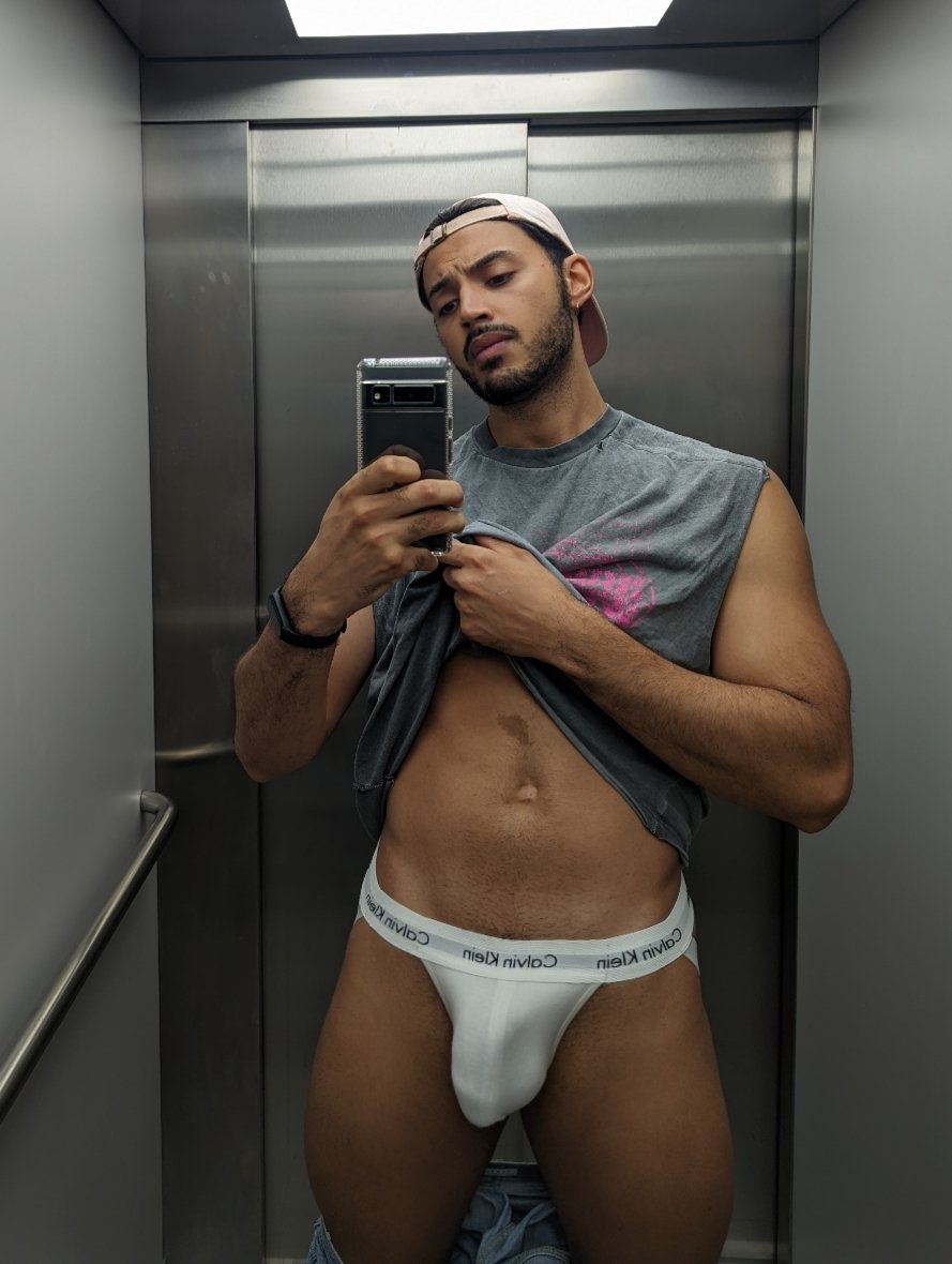 EzraChroma's tweet photo. Always alone in this elevator https://t.co/byNasos9nw