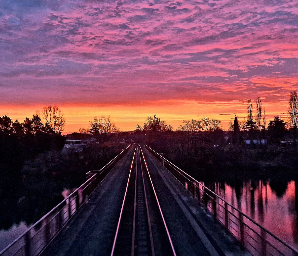 Premier spectacle du ciel de 2023 ! Ce matin sur les lignes <a href="/lio_train_sncf/">liO Train SNCF Occitanie</a> au passage sur le #Tarn, comment bien commencer l'année 😍
#levédusoleil #plusbeaubureaudumonde 🚂🚃🚃