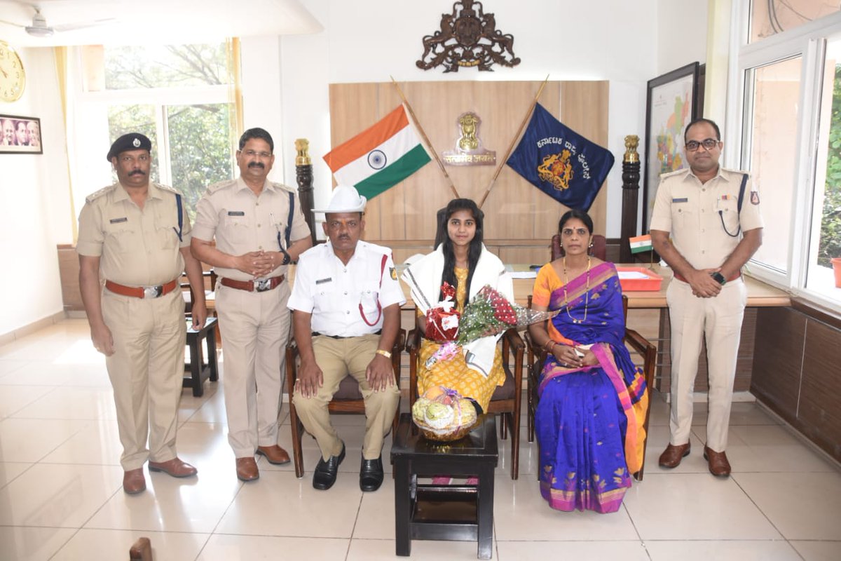 SPBelagavi's tweet photo. ಚಿಕ್ಕೋಡಿ ಸಂಚಾರ ಪೊಲೀಸ್ ಠಾಣೆಯ ಸಿಬ್ಬಂದಿ ಲಗಮಣ್ಣಾ ನಾಯಕ್ &amp; ಶೀಲಾ ಲಗಮಣ್ಣ ನಾಯಕ ರವರ ಮಗಳು ಸ್ನೇಹಾ ನಾಯಕ್ ರವರು MBBS ವ್ಯಾಸಂಗಕ್ಕಾಗಿ ಭಾರತದ ಪ್ರತಿಷ್ಠಿತ AIIMS New Delhi ಗೆ ಆಯ್ಕೆಯಾಗಿದ್ದಾರೆ. ಅವರನ್ನು ಬೆಳಗಾವಿ ಜಿಲ್ಲಾ ಪೊಲೀಸ್ ವತಿಯಿಂದ ಈ ದಿನ ಸತ್ಕರಿಸಲ��ಯಿತು. ಅವರ ಭವಿಷ್ಯ ಉಜ್ವಲವಾಗಲಿ.💐 https://t.co/oO53IH45jP