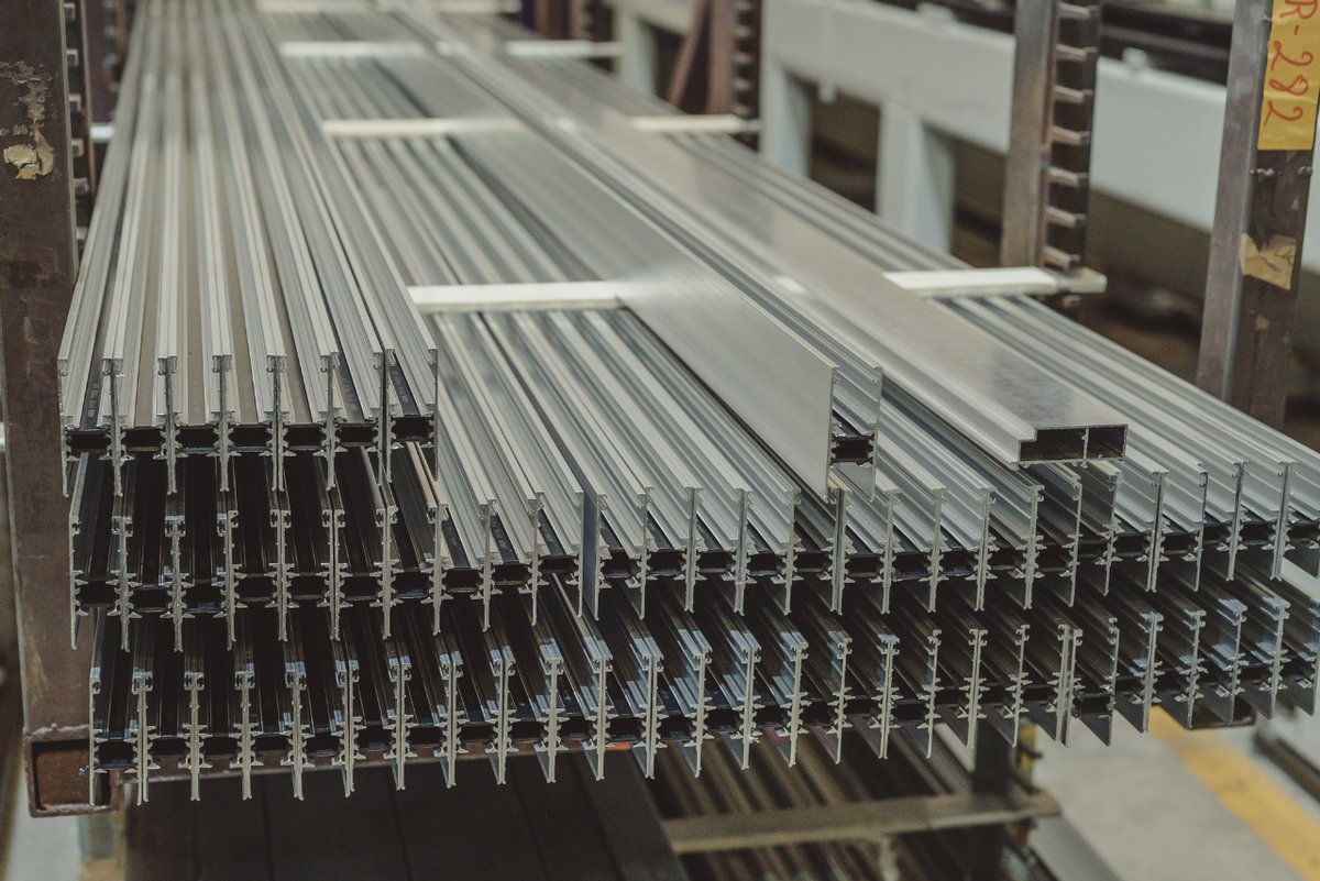 aluval's tweet photo. Aluval dispone de una capacidad de extrusión total de 12 mil toneladas. 

Con nuestra experiencia y metodología fabricamos perfiles que van desde los 100 gr/metro hasta los 15 kg/metro. https://t.co/QfRDQEpM4m