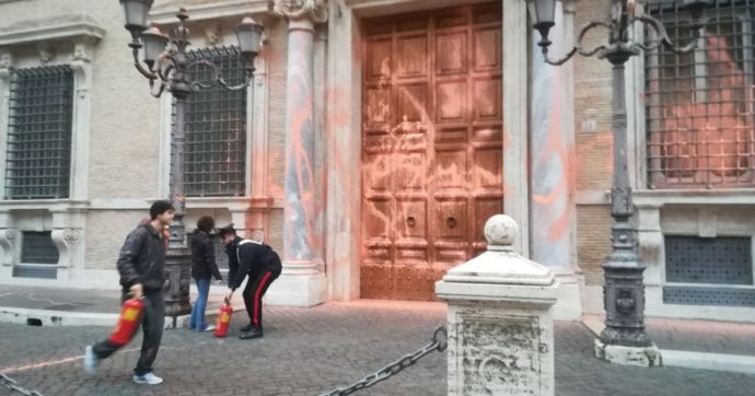 In una di queste foto c'è un grande e terribile pericolo che potrebbe uccidere migliaia di persone nei prossimi anni.

Nell'altra dei cittadini italiani che chiedono al governo di proteggerli in maniera concreta.

Quale ha causato più indignazione?

#ClimateEmergency