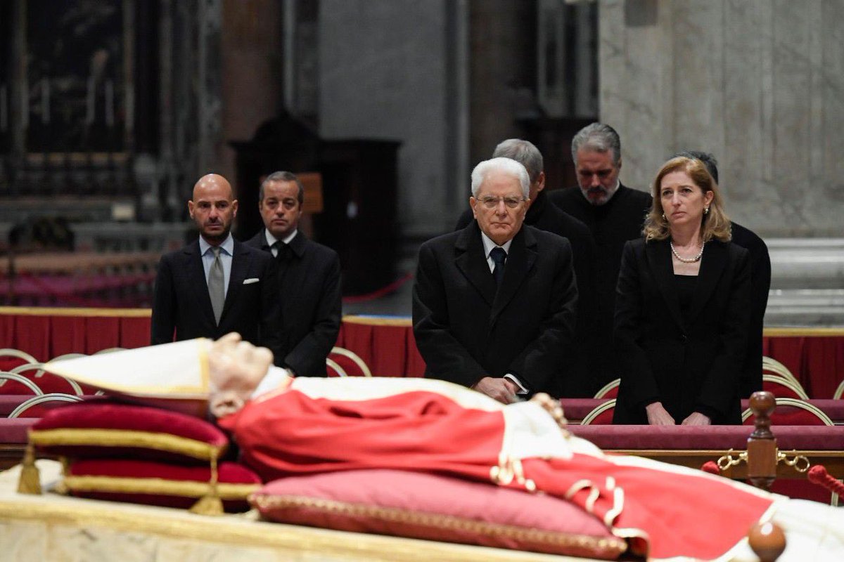 Il Presidente #Mattarella rende omaggio al Papa emerito #BenedettoXVI nella Basilica di #SanPietro