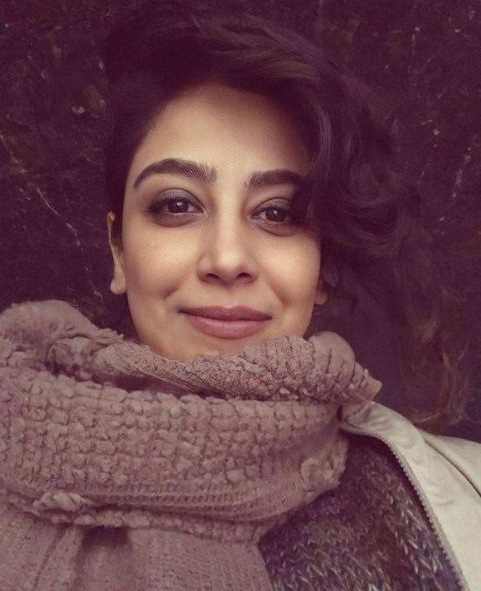 Bijan63's tweet photo. Dit is #Niloufar_Abazarian (25) uit Babol, N-#Iran.
Ze studeerde kleding- en textielontwerp aan de Kunstacademie.
Twee weken geleden bestormden repressietroepen haar huis en namen haar mee.
Sindsdien is er geen informatie over haar lot.
Haar leven is in gevaar.
Wees svp haar stem https://t.co/QRlR96DyaF