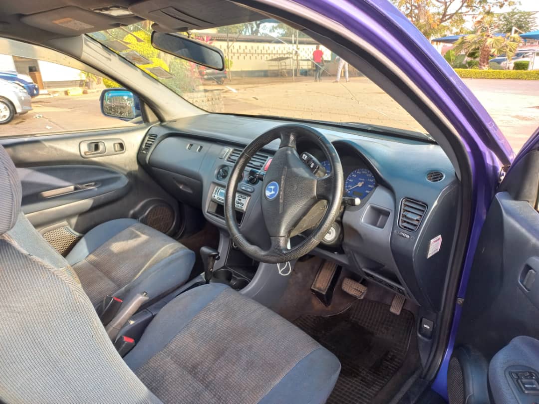 Pablozw1_'s tweet photo. Honda HRV Virgin engine,lady driven,3500 usd,1.5 litres capacity, blue. Needs front suspension 
Please guys ndokumbirawo retweet yenyu 
Call/WhatsApp me on 0714105932 https://t.co/5ZauKzku4J