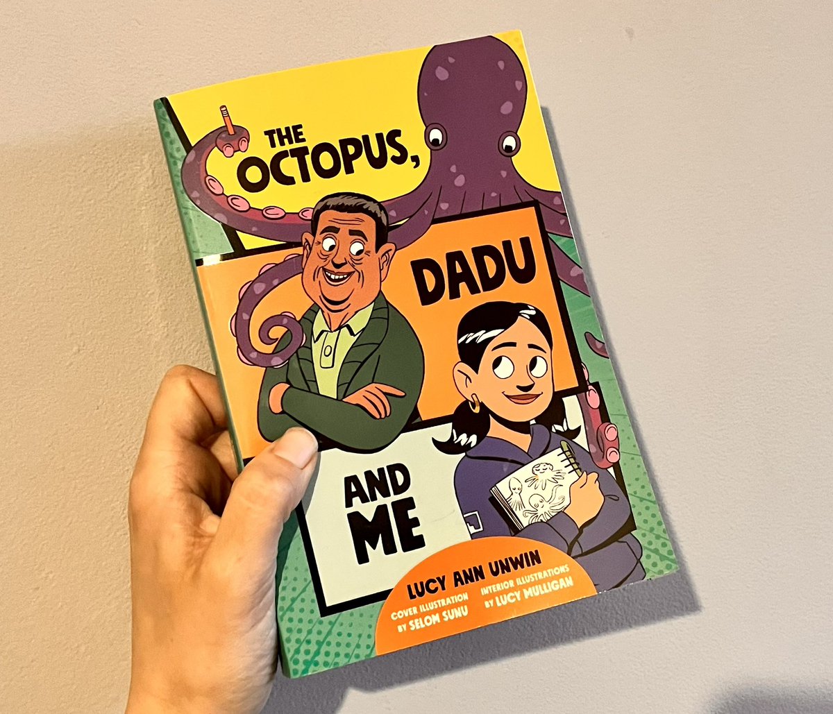 My first read of 2023 is #TheOctopusDaduAndMe by @LucyAnnUnwin, cover by @MrSunu, interior illustrations by #LucyMulligan

A wonderful read exploring a girl’s grief over her Dadu’s dementia which manages to to funny and heart-wrenching all at the same time 🐙