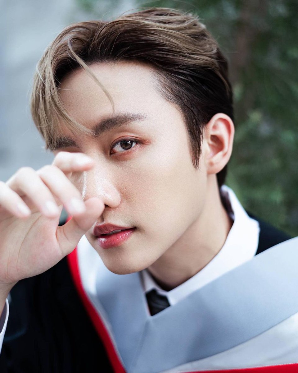 marksiwat_jfc's tweet photo. Mark Related

#MSIWAT
#SiwatGraduation
cr.siwat_photo https://t.co/x78Gr2Ey8u