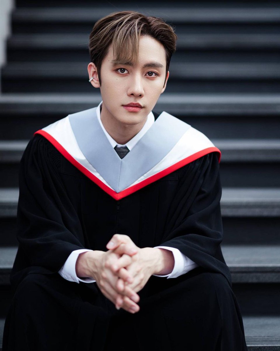 marksiwat_jfc's tweet photo. Mark Related

#MSIWAT
#SiwatGraduation
cr.siwat_photo https://t.co/FdMiDV4o9P