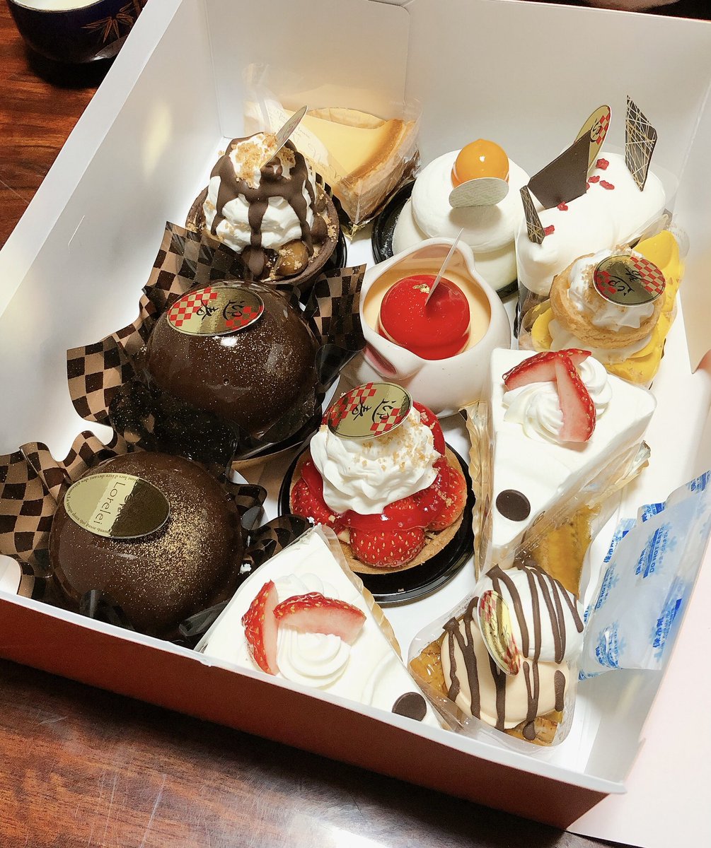 栃木県小山市
ローレライさんのケーキ
買ってきて頂いたものを
親戚皆でいただきました🍰✨
いつも本当に美味しいです☺️
ごちそうさまでした👏✨