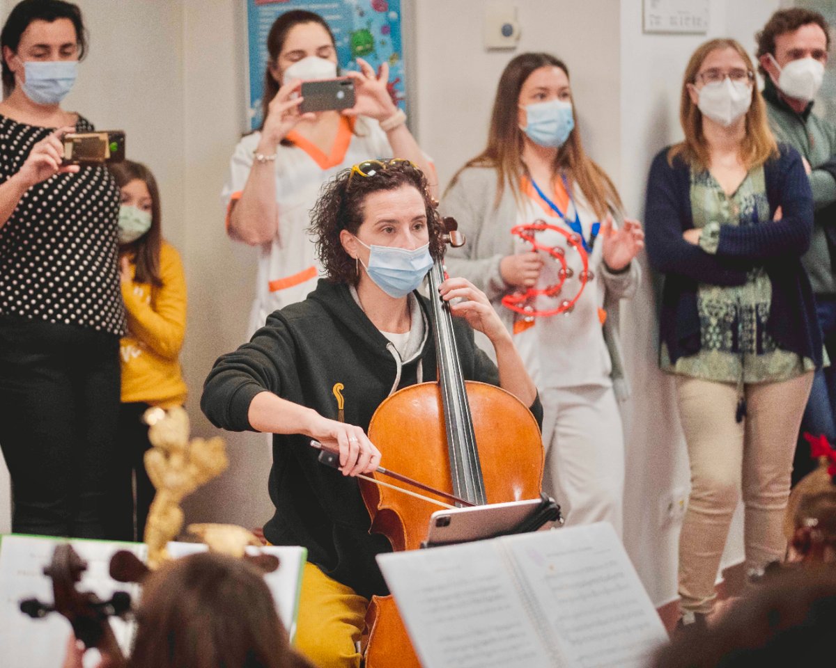 GVASalutManises's tweet photo. Una actuación muy especial en días de Navidad. Gracias a Voluta Escola de Música, nuestros pasillos y escaleras se llenaron de acordes, emociones y sonrisas. Otra forma de estar al lado de nuestros pacientes, visitantes y de nuestro equipo. #ManisesMeCuida #SomosManises https://t.co/LKOvAhrrXJ