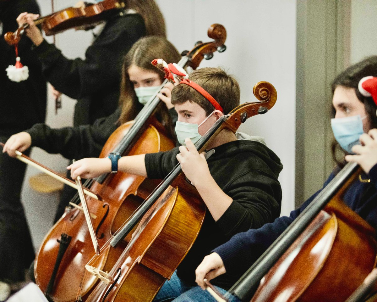 GVASalutManises's tweet photo. Una actuación muy especial en días de Navidad. Gracias a Voluta Escola de Música, nuestros pasillos y escaleras se llenaron de acordes, emociones y sonrisas. Otra forma de estar al lado de nuestros pacientes, visitantes y de nuestro equipo. #ManisesMeCuida #SomosManises https://t.co/LKOvAhrrXJ