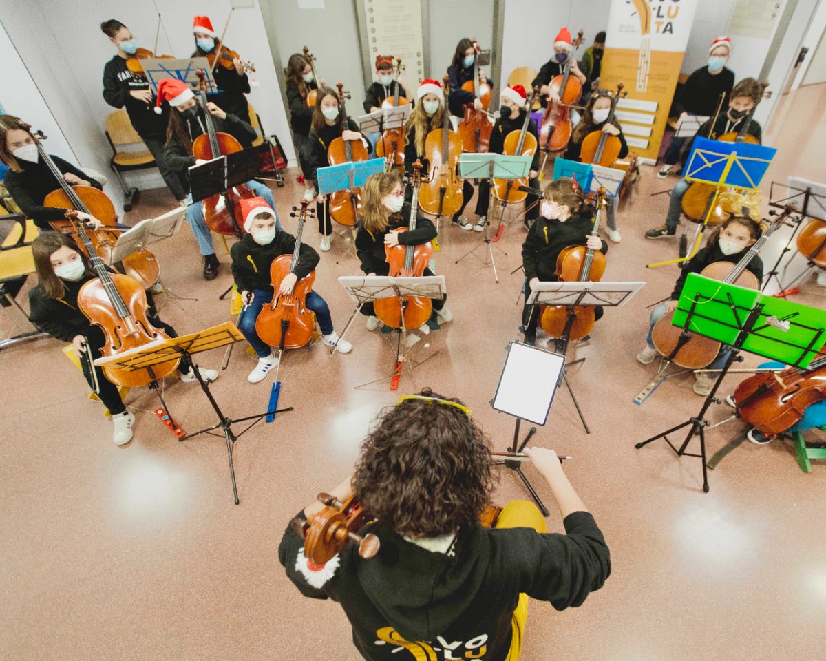 GVASalutManises's tweet photo. Una actuación muy especial en días de Navidad. Gracias a Voluta Escola de Música, nuestros pasillos y escaleras se llenaron de acordes, emociones y sonrisas. Otra forma de estar al lado de nuestros pacientes, visitantes y de nuestro equipo. #ManisesMeCuida #SomosManises https://t.co/LKOvAhrrXJ