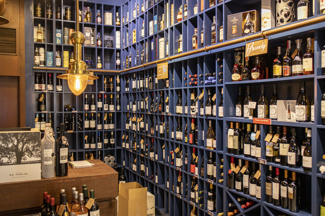 RestElTelegrafo's tweet photo. Sabemos que más de uno y de una todavía no tiene regalo de Reyes. Por eso, te invitamos a visitar nuestra #VinotecaElTelégrafo y encontrar el regalo ideal para sorprender en estas fechas. ✨🍷 https://t.co/P4VNU9AnFe