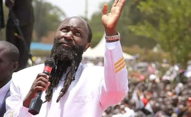 Prophet David Owour's followers were involved in a tragic accident when they were heading to the Mega rally in Nakuru. They were taken to hospital for treatment yet Prophet Owour was busy healing cripples and the blind on the podium.