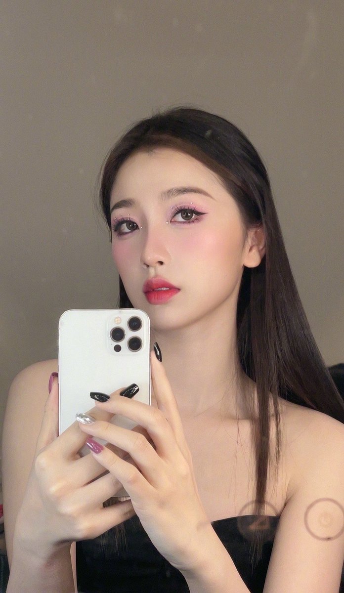 Yushuxinbrasiil's tweet photo. 02.01.23|Atualização da Esther no weibo

Legenda: Compartilhando alguns looks de maquiagem

#虞书欣3CE品牌大使 #3CE #makeup #cosmetics #YuShuxin #EstherYu #ユー・シューシン #NguThuHân #aiyou https://t.co/nXKBEqkpme