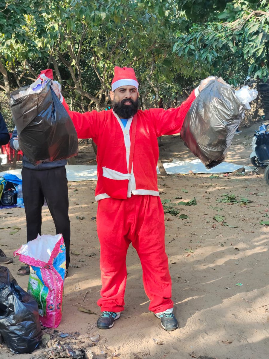 SATTVIC_SOUL's tweet photo. 1/2) Drive No - 323
Plogging at Sikharchandi Hill on Xmas🎄, Bhubaneswar

@SATTVIC_SOUL in collaboration with @Youth4Water1 an intiative by @UNICEF organized a plogging drive &amp; collected plastic wastes approx 100 kgs which includes plastic &amp; liquor bottles.

#SDG13 
@TechCentric_ https://t.co/pTmvbGdxp4