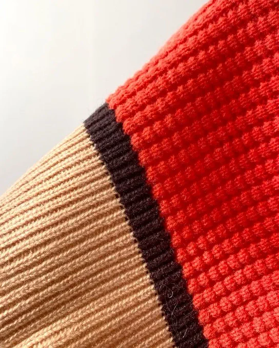 【ユニクロ×MARNI】脚長効果バツグンすぎる!3990円→2990円の「細見えニット」鮮やかデザインが可愛いの!ユニクロの「Vネックセーター」がお気に入り!MARNIコラボならではの、鮮やかなカラーがオシャレなのコンパクトな丈感だから、脚長効果もあって嬉しい〜! 