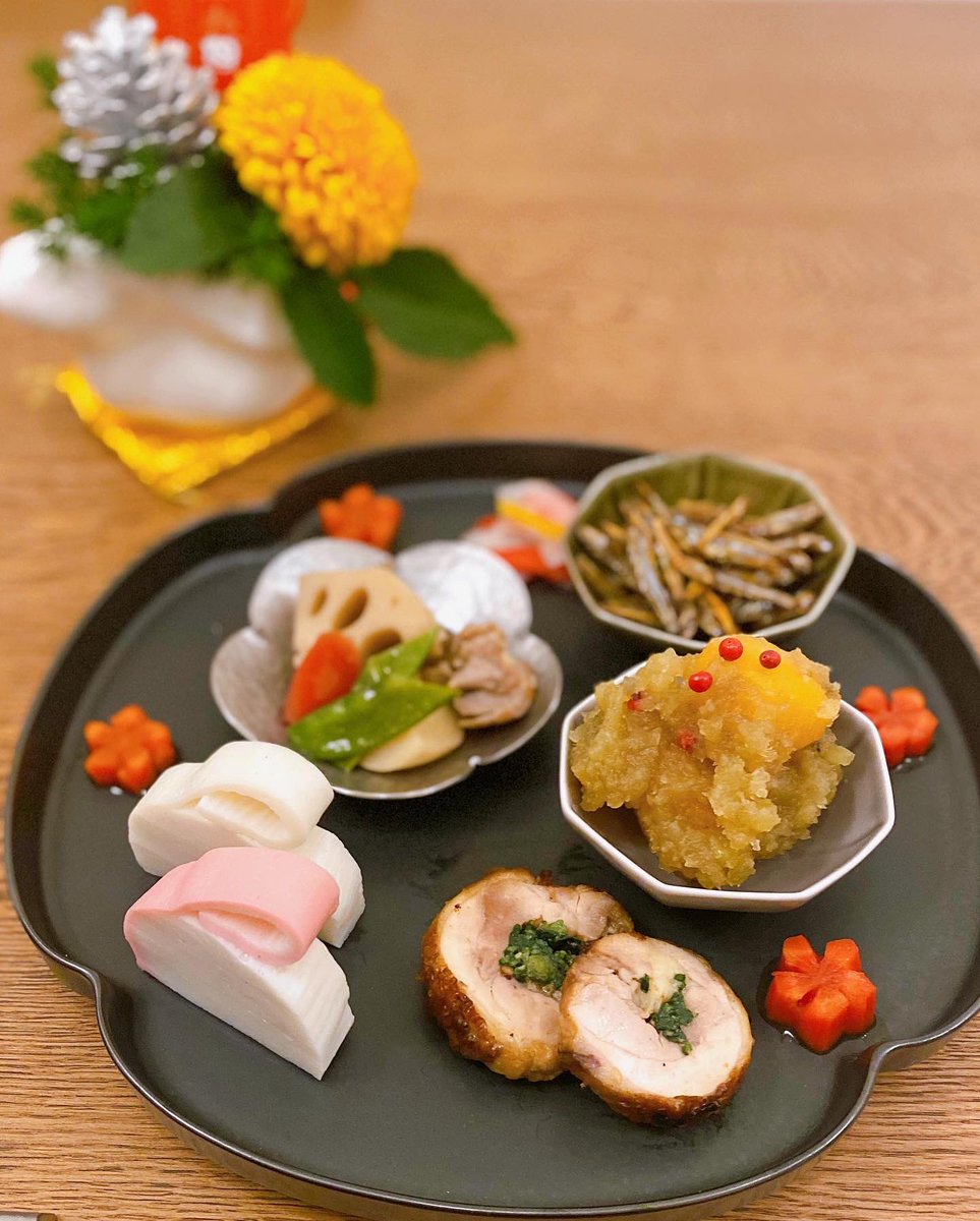 miyuhayashida's tweet photo. 明けましておめでとうございます。初めてお節料理に挑戦してみました。18品記録を残そうと写真を撮っていたのに、途中疲れてブリと昆布巻きの写真だけ撮り忘れてしまいました。一品ずつインスタのハイライトに載せています。母や妹弟が食べられるメニューにしました。健やかな一年になりますように。✨ https://t.co/S0unHnGkrl