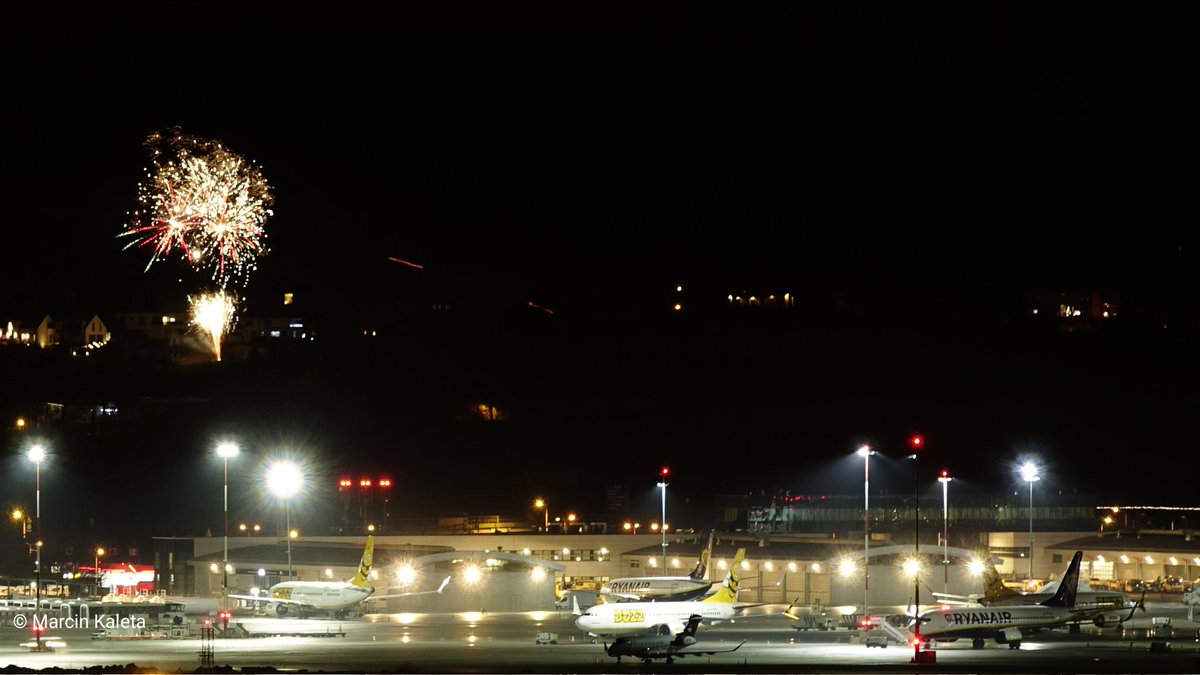 MarcinKaleta4's tweet photo. Jak co roku o północy pierwszy spotting z @KrakowAirport i fajerwerkami musiał być.
Pogoda dopisała, było bardzo ciepło i przejrzyście 🎆🎇✈️
#planespotting #NewYear2023 #NowyRok #fajerwerki #aviationlovers #aviationphotography #epkk #flykrk https://t.co/iZhkWK39CG