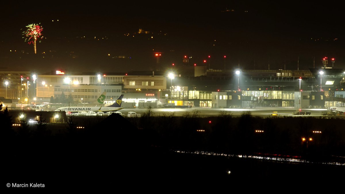 Jak co roku o północy pierwszy spotting z <a href="/KrakowAirport/">Kraków Airport</a> i fajerwerkami musiał być.
Pogoda dopisała, było bardzo ciepło i przejrzyście 🎆🎇✈️
#planespotting #NewYear2023 #NowyRok #fajerwerki #aviationlovers #aviationphotography #epkk #flykrk