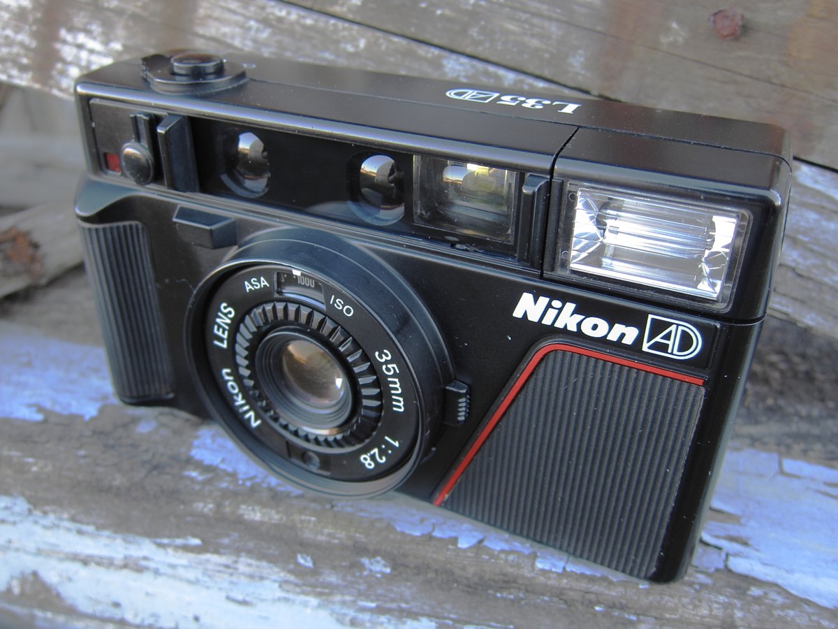 m_takeki's tweet photo. 家にこもってジャンク再生。
Nikon L35AD　レンズ・ファインダーのカビ、セルフタイマーの故障。本当はもう少し時間かかると思ったけど簡単に開いてアッサリ直りました、が…セルフはプラ部品崩壊のため直らずセルフ無し状態（使わないけど）次なに直そう。 https://t.co/o7jfVxOoKL