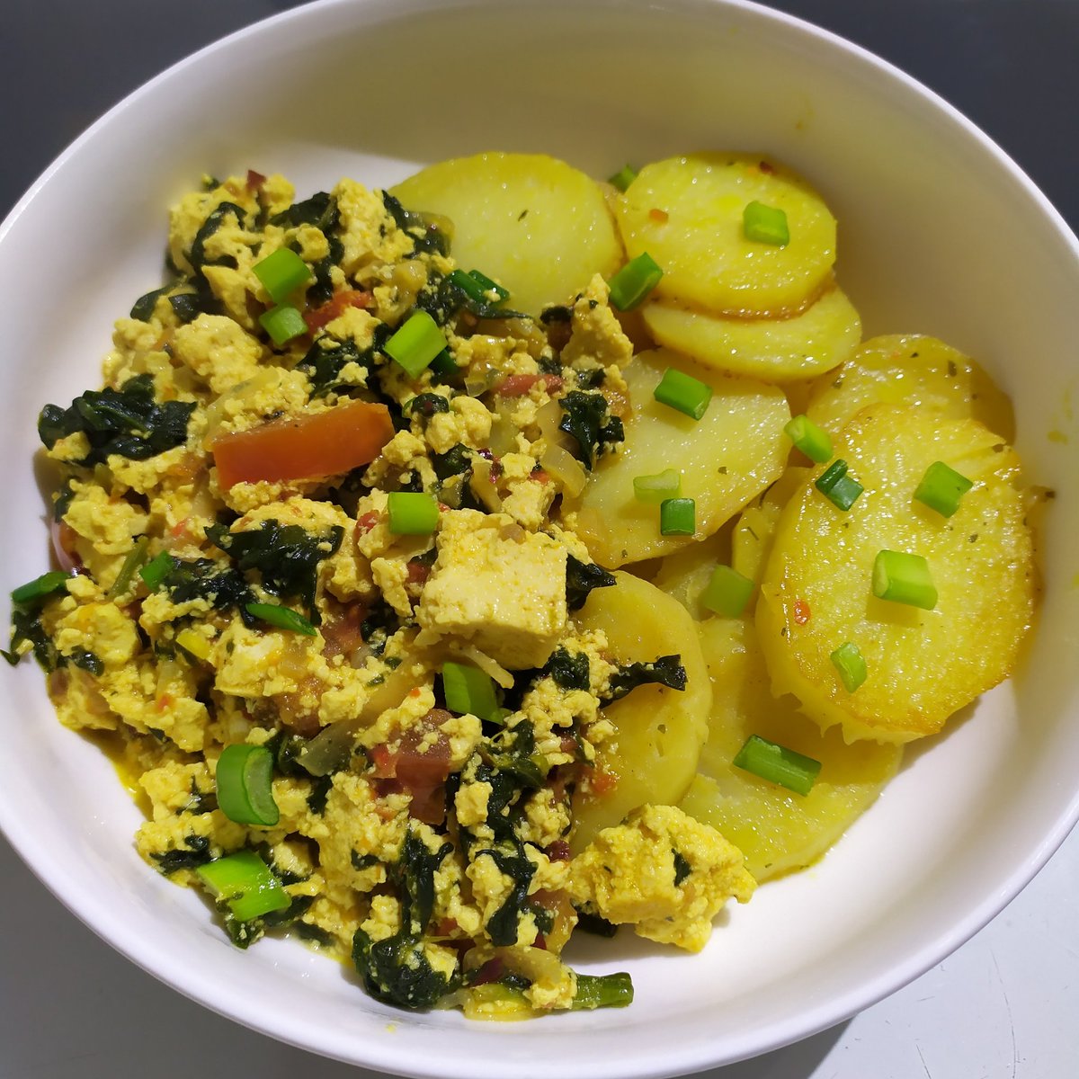 Brunch: spicy spinach & tomato scrambled tofu, with braised potatoes😋😋
A #vegan version of Nigerian spicy eggs and yam breakfasts I used to have on weekends as a kid, with potatoes standing in for the yam.
#ComfortFood #Delicious #FoodMemories