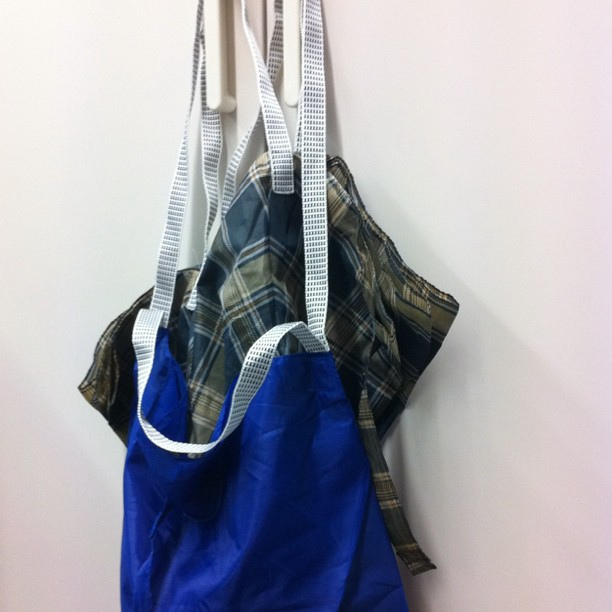 sqgatsostenible's tweet image. Un #residu pot ser un #recurs. Per exemple, amb la tela d’un paraigua trencat, podem fer una original bossa reutilitzable. 
Només ens cal mirar els residus des d’un altre punt de vista.
#treballantpersantcugat