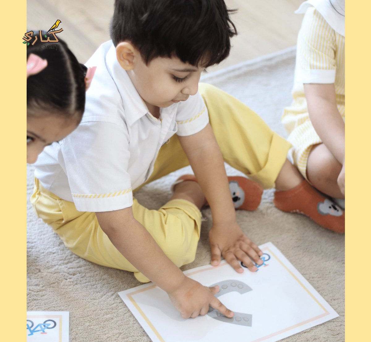 يتعلمُ الطفل حسياً، فيتتبع مرة بيديه، ثم بمحسوساتٍ طبيعية، يتعلم الطفل بالخبرة المباشرة، ويستمتع بها أيّما استمتاع 💛