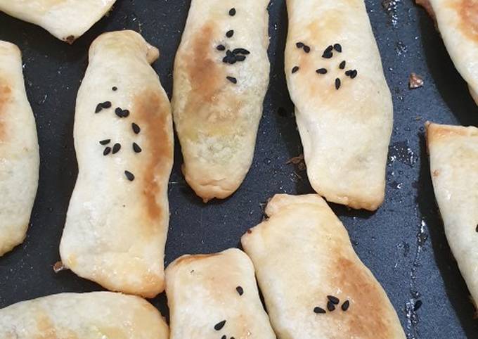 اليوم هو يوم اليغمش ، و اليغمش هي تلك المخبوزات التي تحشى بالبصل و مفروم اللحم و تنضج في الفرن حتى تقدم مقرمشة من الأسفل لينة من الأعلى طرية من الداخل طيبة عذبة.

و اصلها يقال انه من آسيا الوسطى، و نجد في اللغة" غَمِشَ: أظْلَمَ بَصَرُهُ من جُوعٍ أو عَطَشٍ"

و اليغمش دواء للغمش 😄