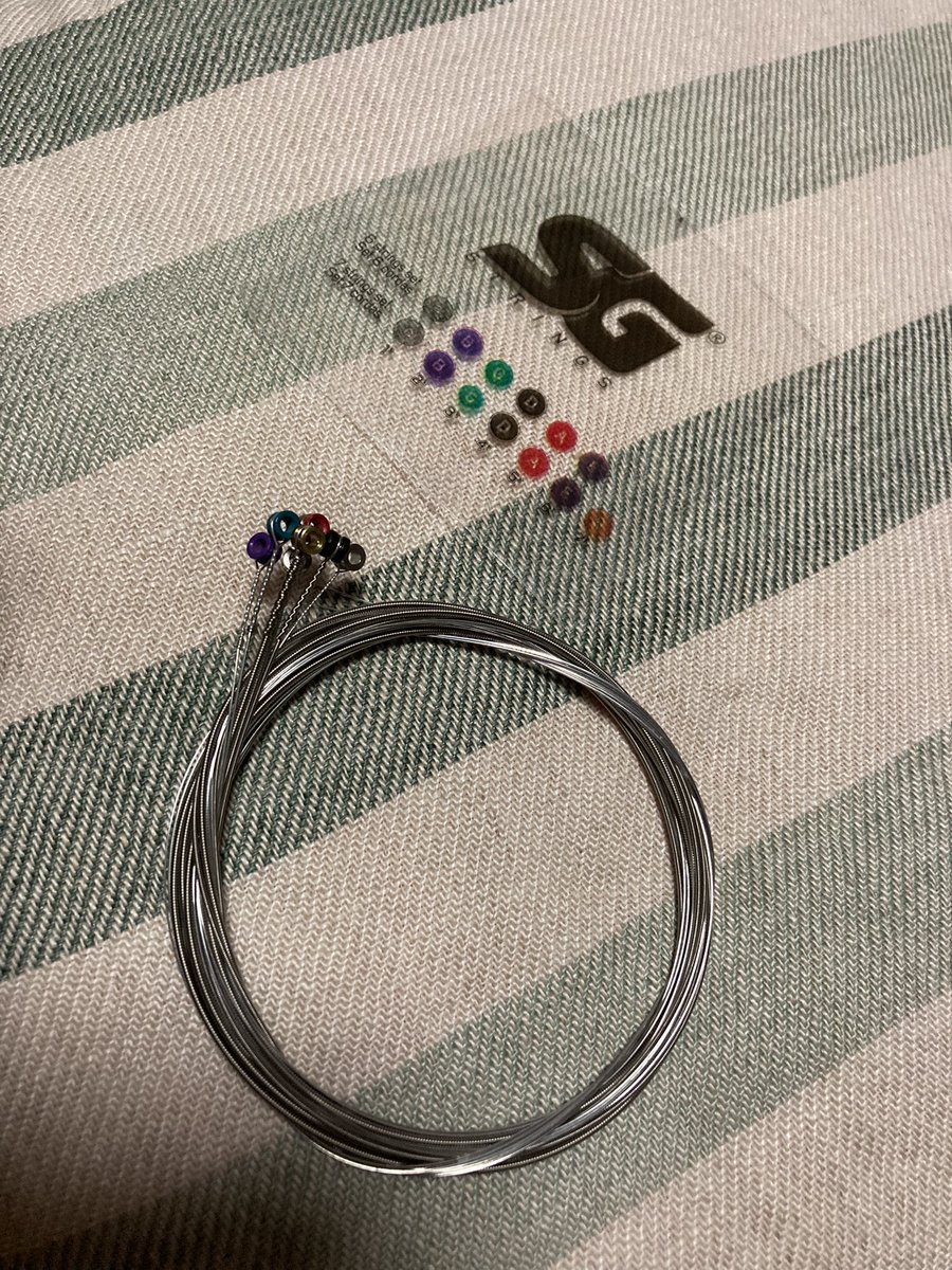 156gta's tweet image. #SGstrings に交換した。いつものD社XLよりワウンド弦は勿論違うけど、プレーン弦の感触が結構違うのが面白い。
その感触がとても楽しい！
でエンドピンが色分けされていてた😃