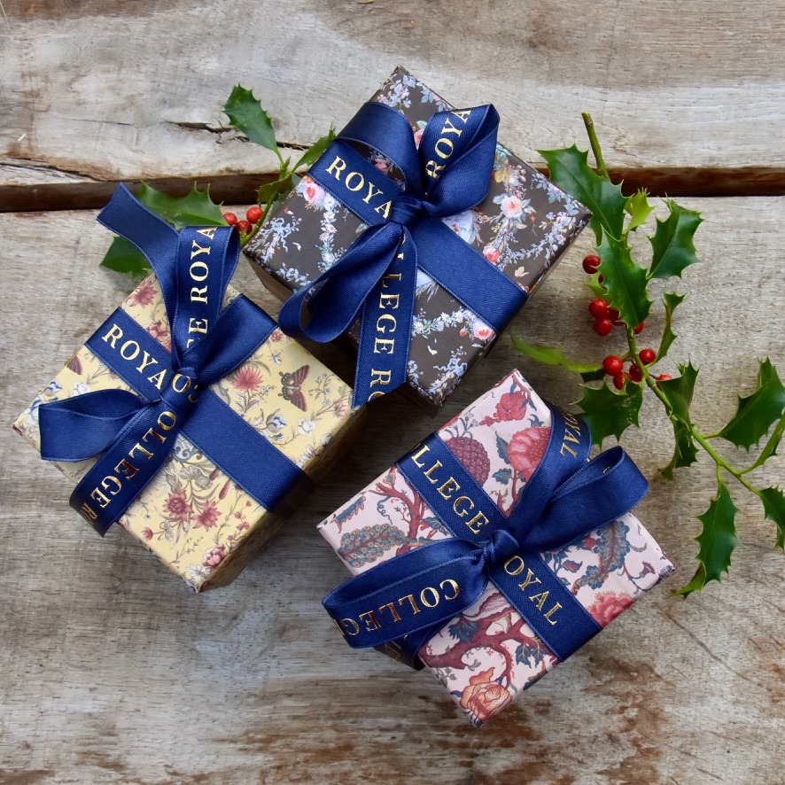 CollegeroyalSAS's tweet image. ✨Bonne année 2023 !✨
Tout l&apos;équipe de Collège Royal vous adresse ses meilleurs voeux pour cette nouvelle année 📆🍾
👑 Nous refermons le chapitre 2022 avec beaucoup d’émotion puisque cette année a été celle du lancement de Collège Royal.
🫶 Merci pour votre confiance 🫶