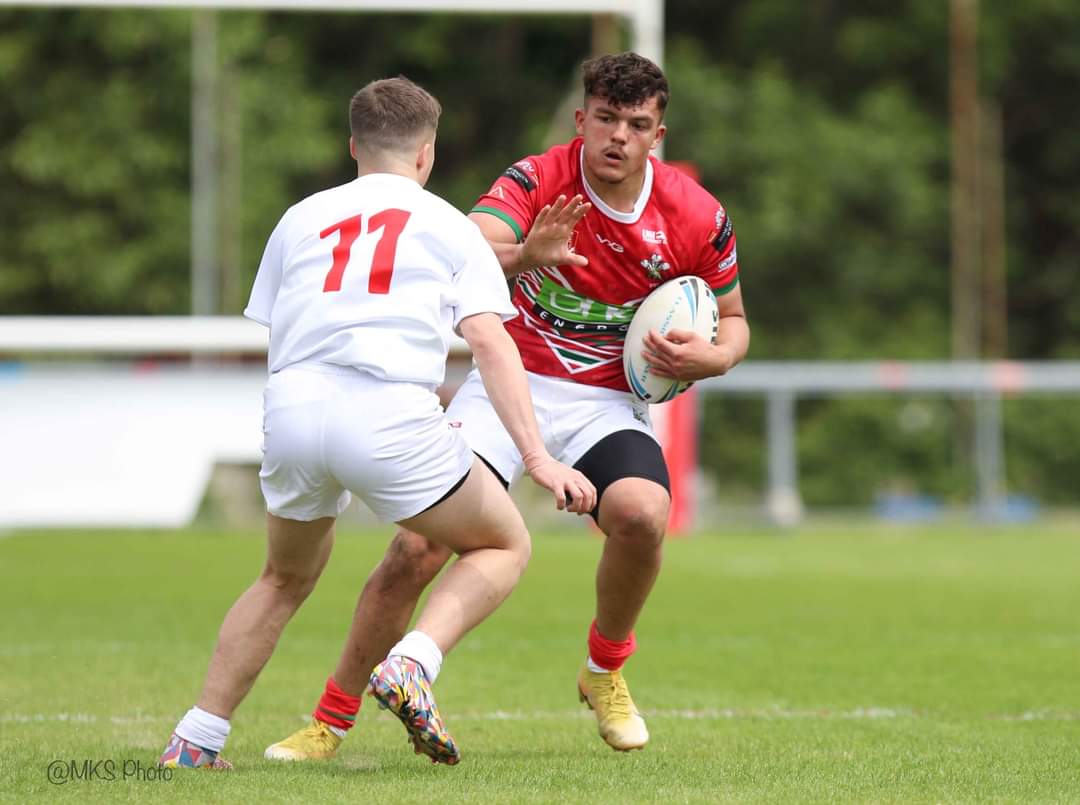 WalesRugbyL's tweet photo. Team of the Year 2022 | Tîm y Flwyddyn 🏴󠁧󠁢󠁷󠁬󠁳󠁿
1/5

Here's our @IntRL Team of the Year @NRL style 21-player squad chosen from all 8 sides, not just @RLWC2021

To start, 18-21

18 Lloyd McEwan-Peters (U16)
19 Idris Evans (Masters)
20 @RhysLewys (Dragonhearts)
21 Dafydd Curry (Masters) https://t.co/huLat4RZBk