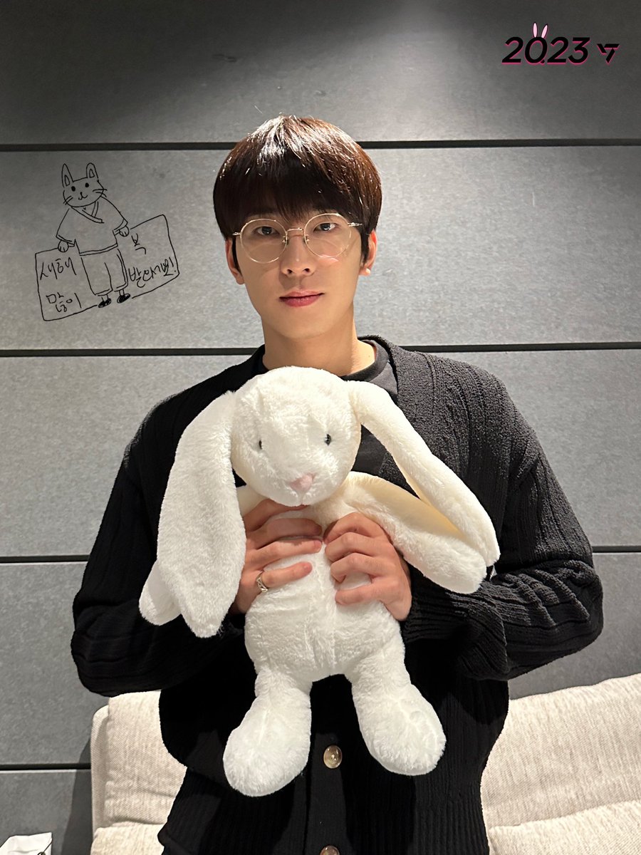 teamMinWonu's tweet photo. I miss fangirling so much LOL thankful real life is happening but I realized I’m so thankful to have a safe space to retreat my introverted self to 💎💖  also pls that wooahae year of the rabbit 🥲 https://t.co/UzxCH5mb5U