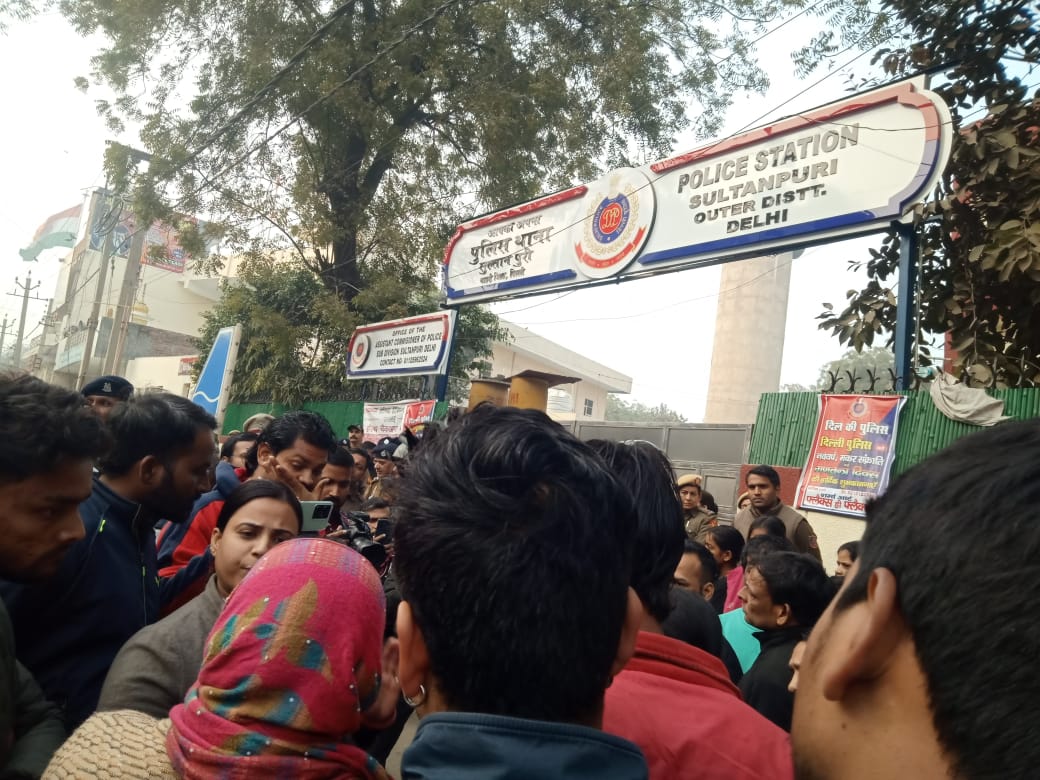 NDDNews's tweet photo. #Delhi: कंझावला केस में गिरफ्तार हुए पांच आरोपियों को सजा की मांग को लेकर पीड़ित परिजनों का सुल्तानपुरी थाना के बाहर प्रदर्शन जारी।
#KanjhawalaCase https://t.co/xXmLqfnZNI