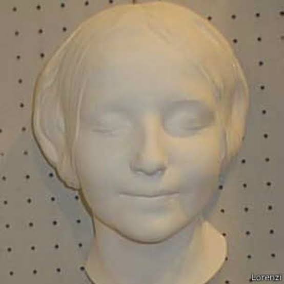 ThisMedicalLife's tweet photo. ‘Resusci Anne’ doll

‘L'Inconnue de la Seine’ (unknown woman of the Seine) was a young woman who had ?drowned in the Ricer Seine 1880s

The Dr found her beauty captivating➡️ made a wax death mask

Became the face of CPR teaching/practice doll 1960s

‘Most kissed face’ of all time https://t.co/tVL0Mx7u0g