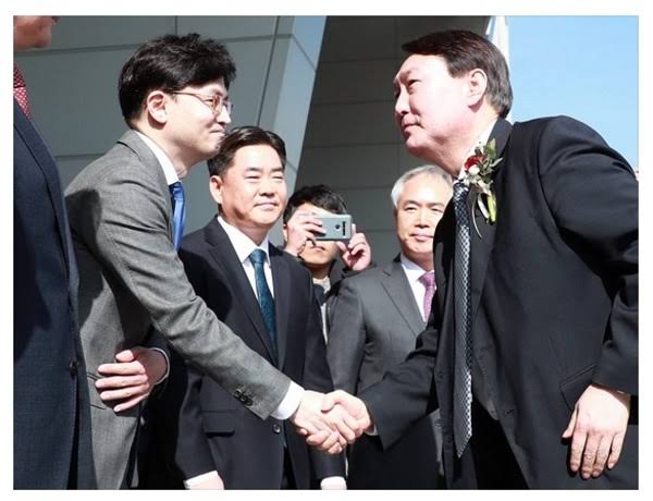 한지윤 아빠 한동훈 인사드립니다.
반가워 김건희 남편이야.