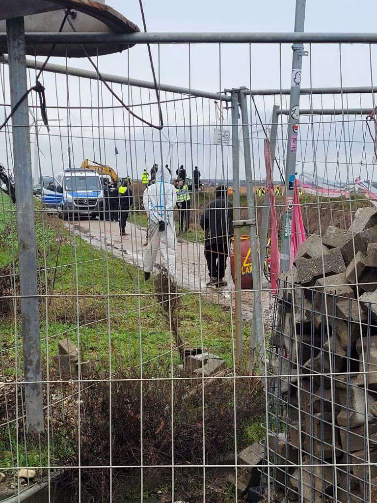 📢 #LageUpdate 

Bis jetzt wurde erfolgreich verhindert, dass die Polizei ins Dorf kommt 🖤 RWE baut gerade einen Wall zwischen Grube und #LützerathLebt. Weiterhin viel Polizei vor Ort. Viele Strukturen sind besetzt. Unterstützung dennoch erwünscht. Anreise via MaWa möglich.
