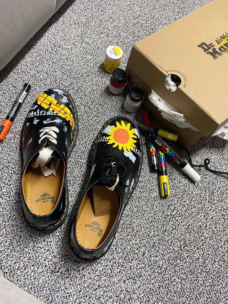 reumorse's tweet image. ㅤ
‼️ N O W  O P E N ‼️
• Lukis/upcycle/reform sepatu, baju, phone case, tas, dan sebagainya.
• Bebas request gambar dan warna.
• DP 50% sebelum diproses.
• Harga sesuai tingkat kerumitan.
• Tanya-tanya bisa hubungi via DM atau LINE: 𝗻𝗮𝗿𝗮𝗴𝗮𝗳𝗮𝗹𝗹𝘀. 
ㅤ