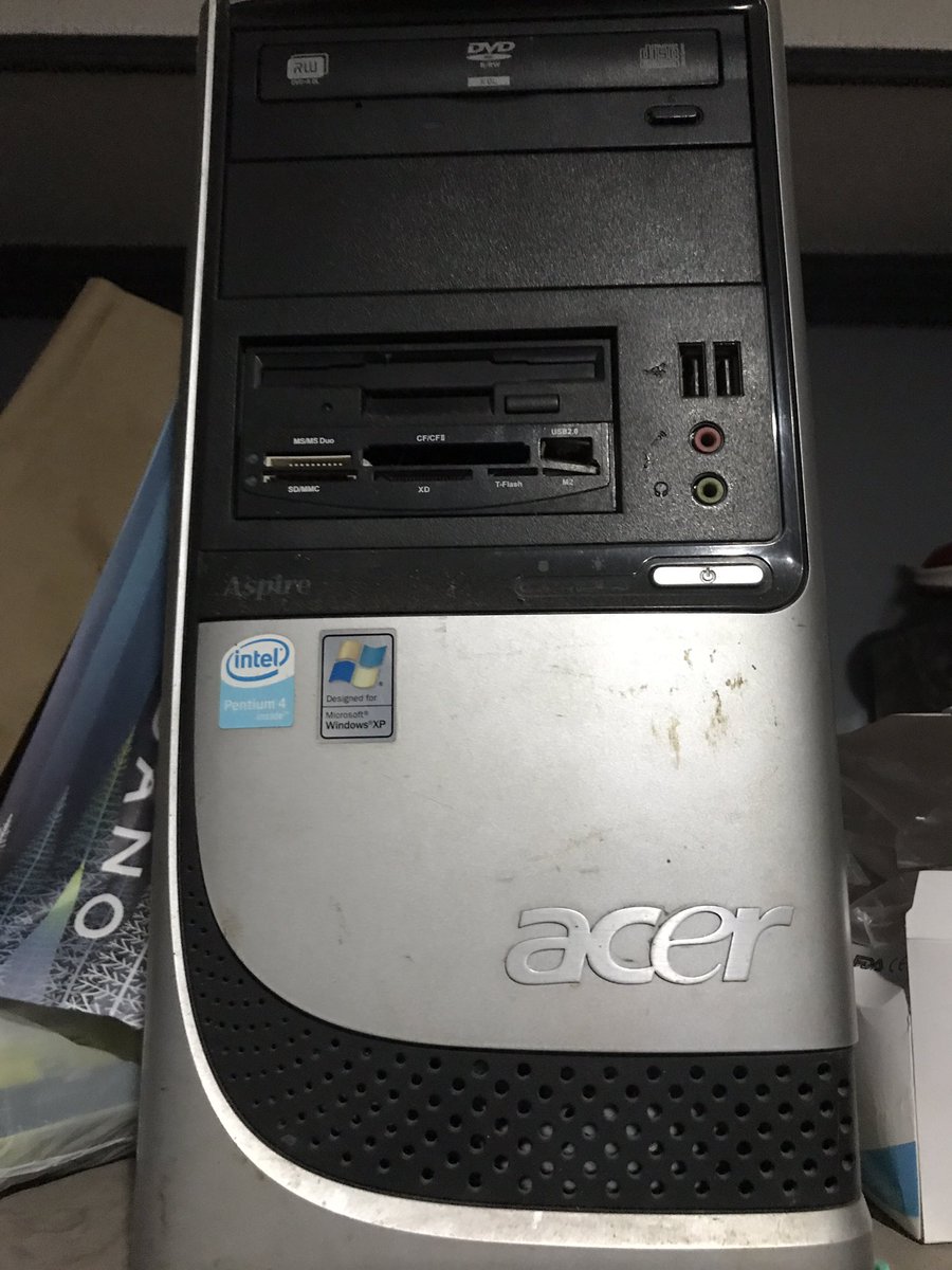 imJohnFernandez's tweet photo. @AcerPhils @FernandezRevs @imFernandezJay @OhCediii Solid @AcerPhils User here. We're Team A mixed with Team B 😍. And look what i found, my ACER cpu pentium 4 way back year 200x and my college laptop year 2015  #NextAtAcer #AceYourNewYearD4 @FernandezRevs @imFernandezJay @queenykirsten @AcerPhils https://t.co/pqfmfB1naU