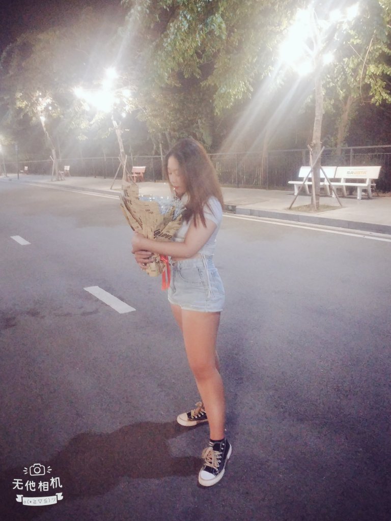 Dung18011's tweet photo. Bó bông anh nào đánh rơi cho em biết chủ được hông anh https://t.co/PGVgAt2isi