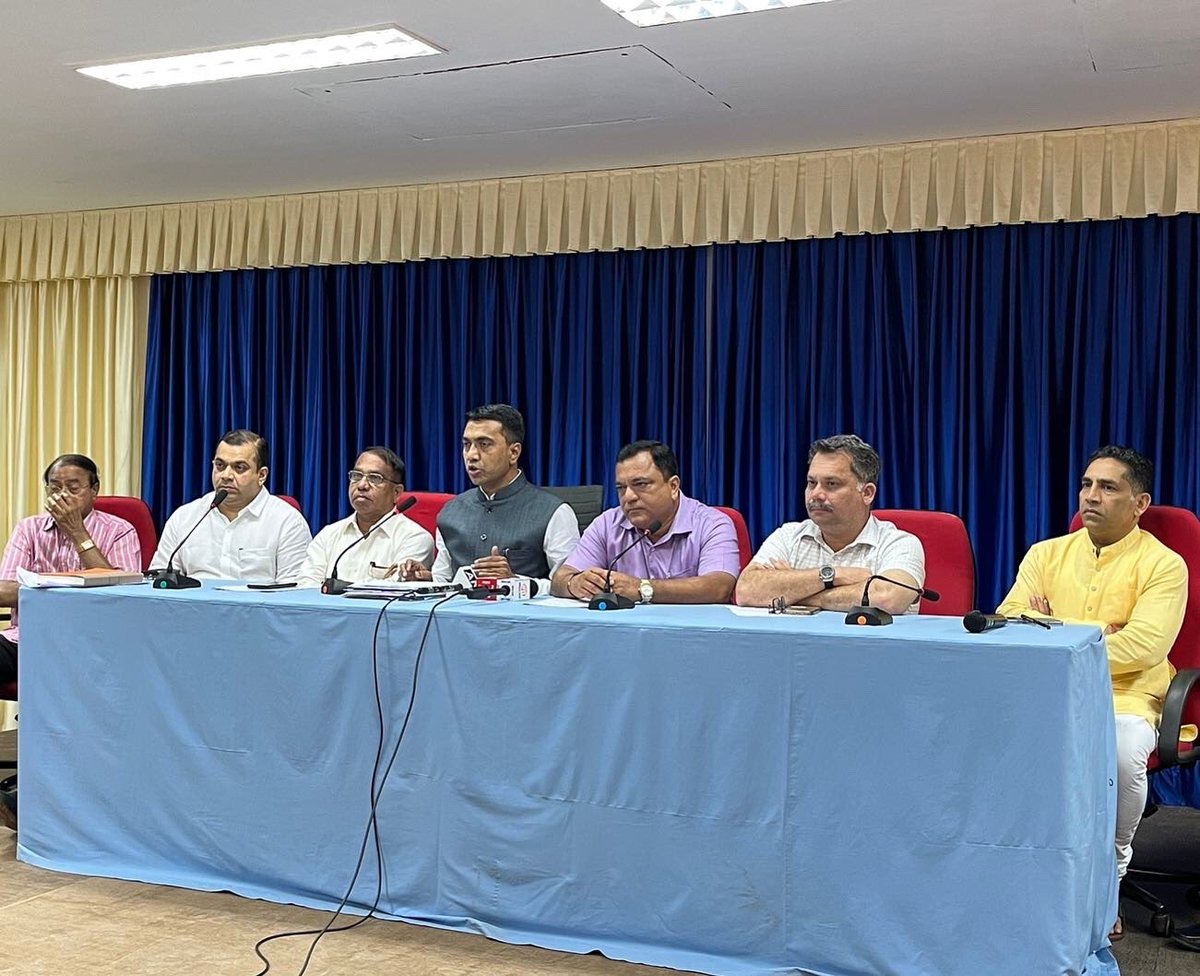 MauvinGodinho's tweet photo. Addressed the LIVE #PressConference alongside our Hon'ble Chief Minister @DrPramodPSawant and briefed the Press on the Implementation of an aggregator taxi app, called #GoaTaxiApp for the operation of a unified platform in the state, owned by #GoaElectronicsLimited,- (1/4) https://t.co/oLgETzIMUN