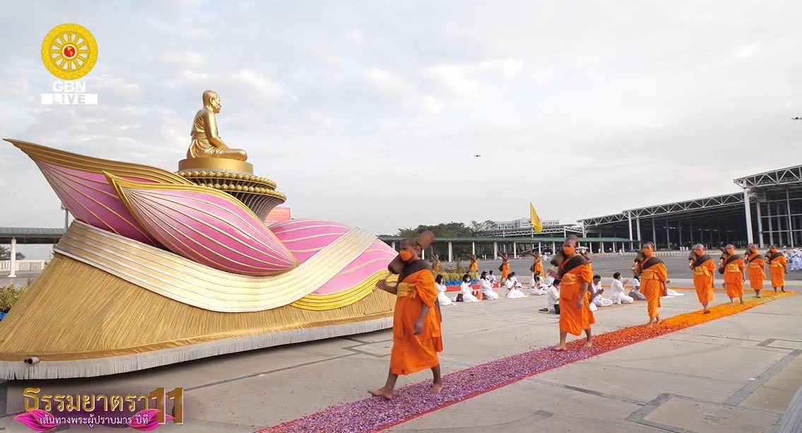 Psanitwong's tweet photo. #ธรรมยาตราปีที่11 
2 ม.ค. 2566 👨‍💻: Live ถ่ายทอดสด พิธีต้อนรับคณะพระธรรมยาตรา 1,139 รูป ณ วัดพระธรรมกาย โครงการธรรมยาตราปีที่ 11 กตัญญูบูชา มหาปูชนียาจารย์ พระมงคลเทพมุนี (สด จนุทสโร )  พระผู้ปราบมาร อนุสรณ์สถาน 7 แห่ง 
https://t.co/LN45HherC1  
https://t.co/PepD3Bn6wr https://t.co/hSih6o7Z2Y