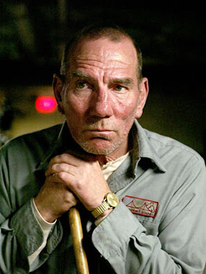 bmonserratb's tweet photo. Hoy se cumplen 12 años del fallecimiento del brillante actor #PetePostlethwaite.
Fotogramas de dos memorables interpretaciones. 'Tocando el viento' (#MarkHerman, 1996) y la película de #JimSheridan, 'En el nombre del padre' (1993)🌹📽️ https://t.co/BmTUmio9pa