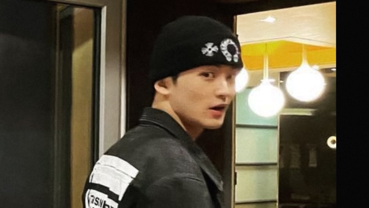 Ieemarkees's tweet photo. that look on his face https://t.co/HZ8vQymCBb