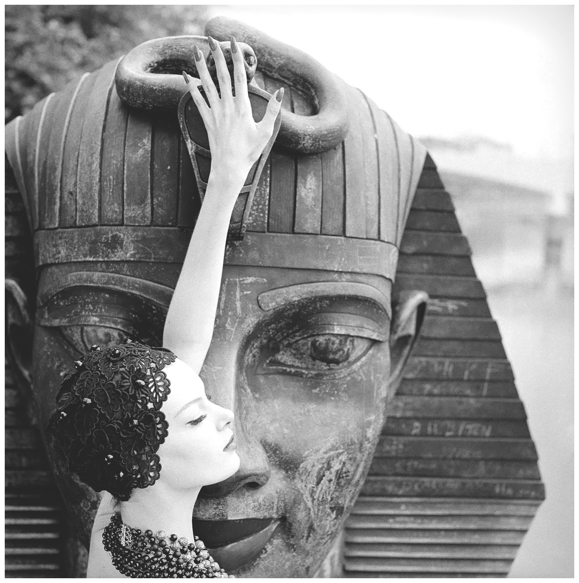 Nena and The Sphinx, 1963

Norman Parkinson

#NenaAndTheSphinx #NormanParkinson #FashionPhotography #1960sStyle #VintageFashion