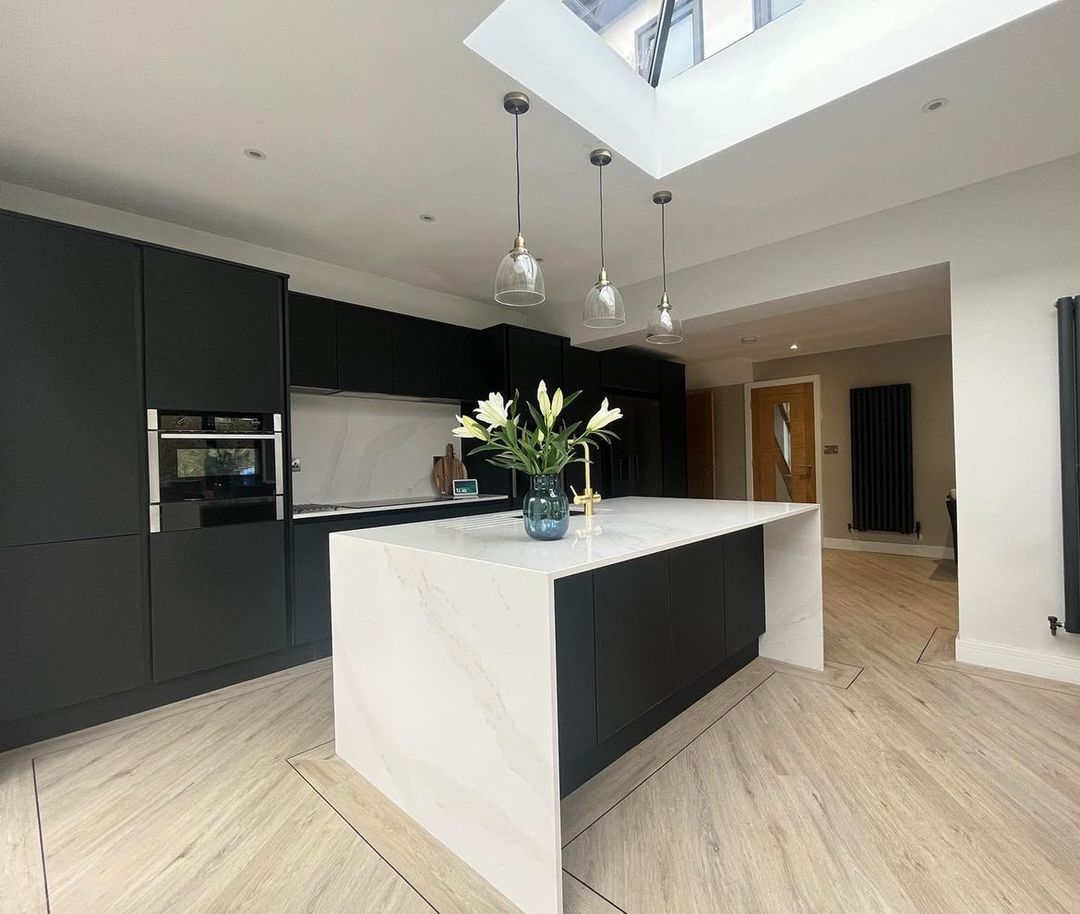 WrenKitchens's tweet image. Are you a fan of dark kitchens? 

In the moody shade of Nero, this Milano cabinetry is framed by white walls and glistening worktops, creating a sophisticated contrast. Using gold hardware on the spacious island adds a touch of luxe to this contemporary kitchen. 

#darkkitchen