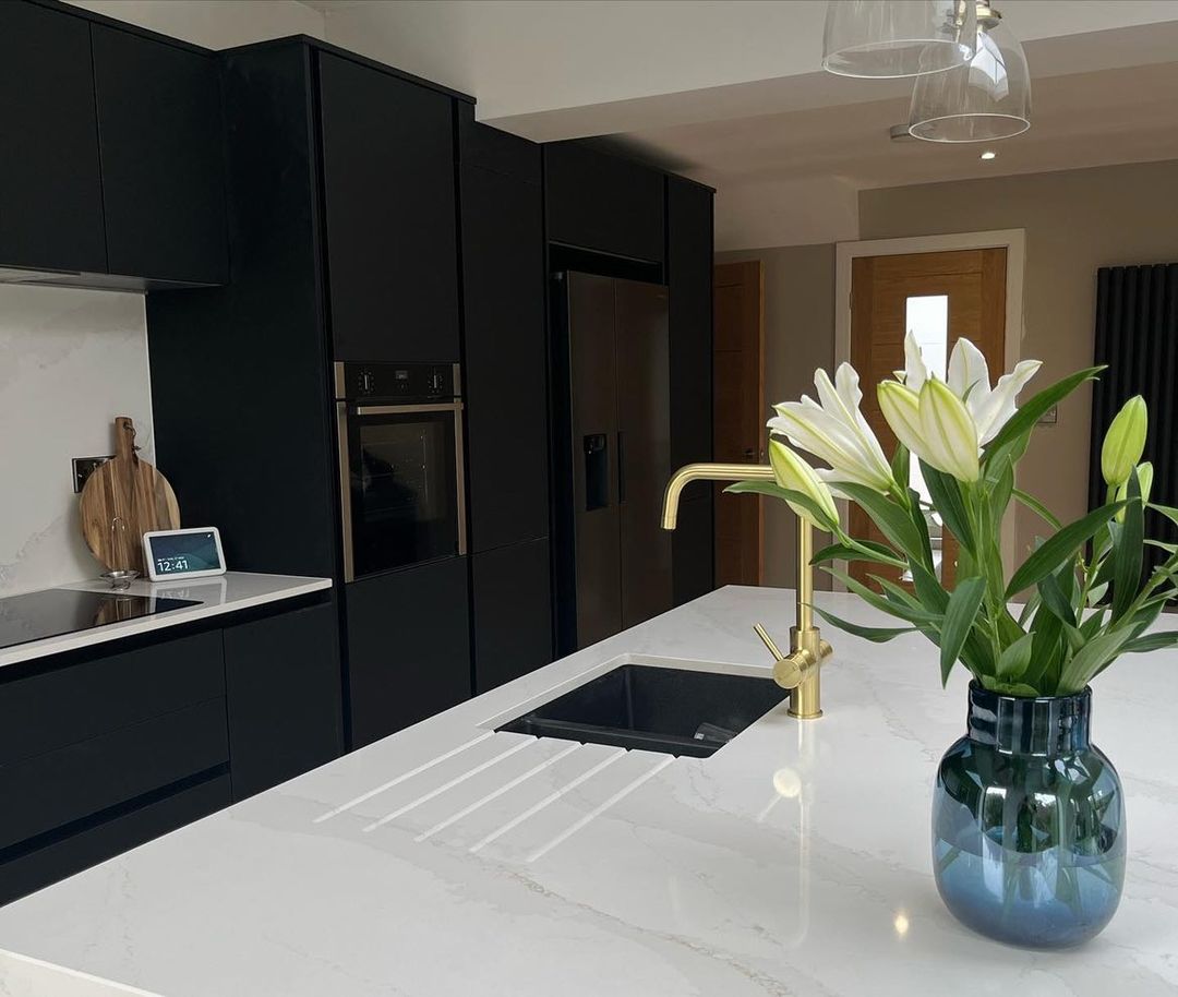 WrenKitchens's tweet image. Are you a fan of dark kitchens? 

In the moody shade of Nero, this Milano cabinetry is framed by white walls and glistening worktops, creating a sophisticated contrast. Using gold hardware on the spacious island adds a touch of luxe to this contemporary kitchen. 

#darkkitchen
