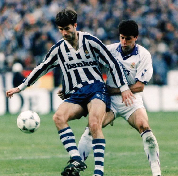 voltasport's tweet photo. 🇧🇦 Mehmed Meho 𝗞𝗢𝗗𝗥𝗢
📍 Mostar, 12/1/1967
🏟 Delantero centro
🌍 #Jugoslavija (2) @NFSBiH (13)
👕 @FKVelezMostar @RealSociedad @FCBarcelona_es @CDTOficial @Alaves @MaccabiTLVFC
El punta bosnio goleó en la Real y fichó por el Barcelona donde jugó una sola temporada. #BIH https://t.co/CDo89VDEhN