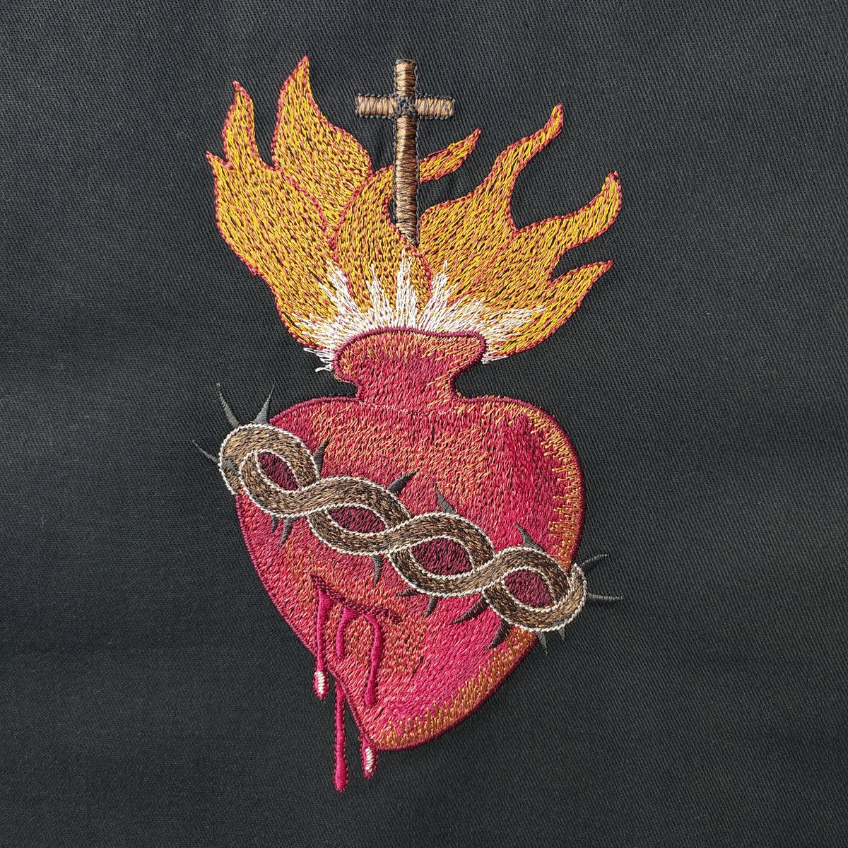 Sacred Heart.

#threadedink #threadedinkstudio #embroidery #machineembroidery #digitalembroidery #sacredheart #sacredhearttattoo #tattoo #tattooembroidery