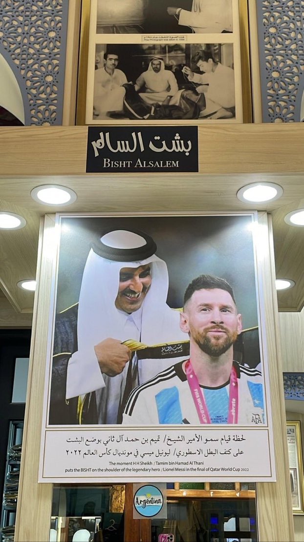 AbjaFCB's tweet image. Messi is the only human to have a piece of history in Bayern museum, Man United dressing room and Qatar museum and he’s neither German, nor English nor Qatari.